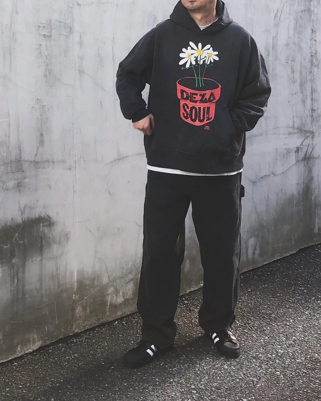 SAINT Mxxxxxx × DE LA SOUL DLS_HOODIE/DE LA SOUL/BLK DE LA SOUL co-branded potted plant destruction hoodie, washed black S-XL, a very important hoodie this season. It embodies the brand philosophy through the humorous potted plant and slogan design. In addition, through a large number of hand-made fraying, cutting and other damage processing, as well as heavy washing and oxidative fading treatment, a perfect Vintage effect is created. Original mold opening Customized co-branded main mark and wash water mark, correct version